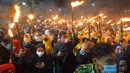 Umat muslim mengikuti pawai obor menyambut datangnya bulan suci Ramadhan di Medan, Sumatera Utara, Indonesia, 30 Maret 2022. Indonesia baru-baru ini mencabut pembatasan untuk memungkinkan dimulainya kembali praktik tradisional selama bulan suci Ramadhan. (Muhammad Zulfan Dalimunthe/AFP)