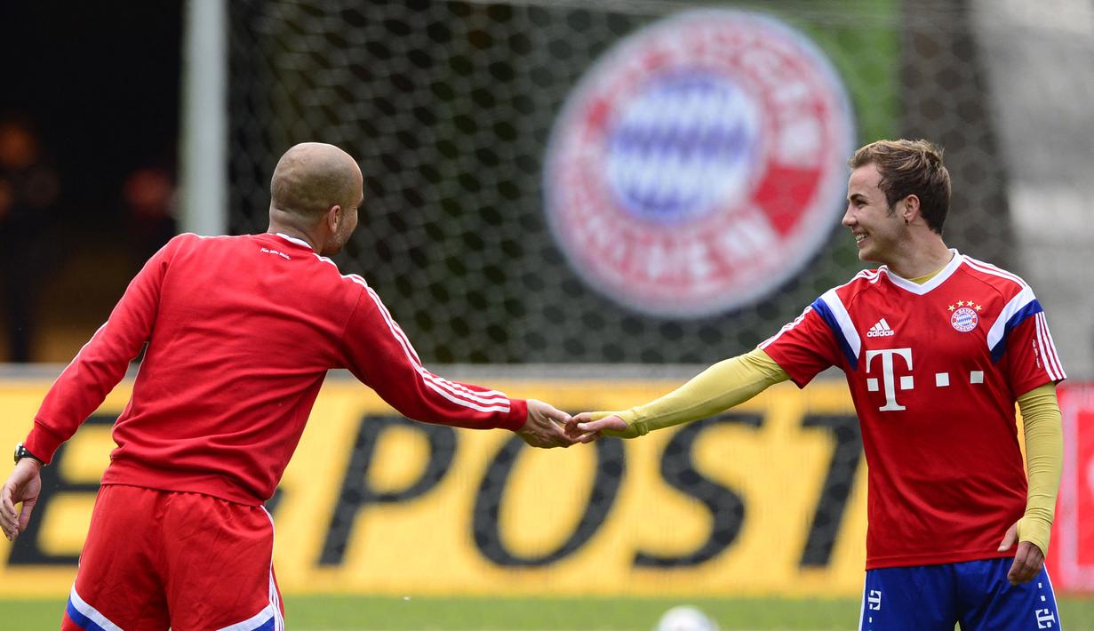 Mario Gotze (kanan) menjadi rekrutan pertama Josep Guardiola saat menangani Bayern Munchen. Namun, Guardiola bisa dibilang tidak pernah berhasil mengeluarkan potensi penuhnya. Dia terlihat kesulitan untuk menunjukkan performa terbaiknya saat bermain di bawah asuhan pelatih asal Spanyol tersebut. Gotze mencetak 36 gol dalam 114 penampilan di bawah asuhan Guardiola. (AFP/John Macdougall)