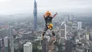 Seorang pelompat BASE terjun dari Menara Kuala Lumpur selama KL Tower International Jump Malaysia di Kuala Lumpur, Jumat (3/2/2023). Event wisata olahraga ini mengajak traveler penantang adrenalin untuk base jump, semacam terjun bebas, dari sisi atas menara di ketinggian sekitar 300 meter. (AP Photo/Vincent Thian)