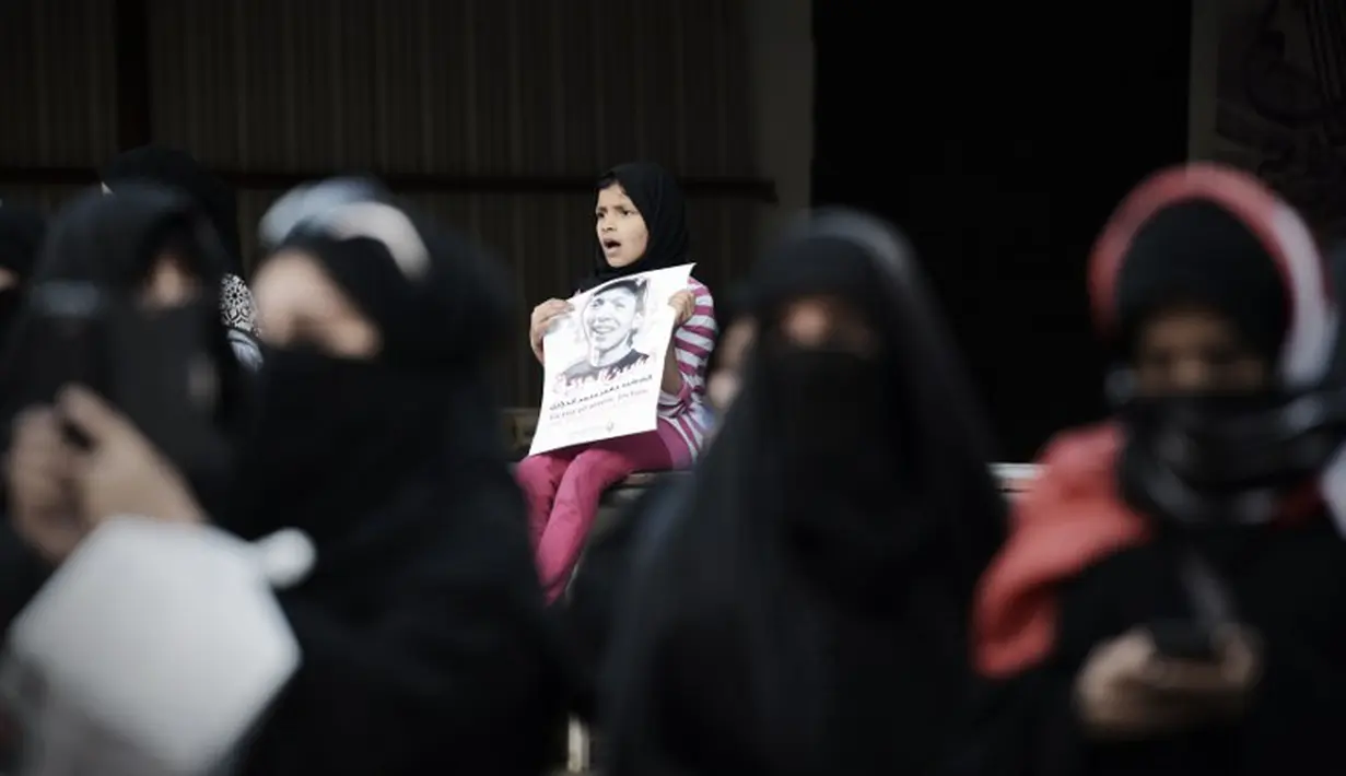 Seorang bocah juga terlihat ikut dalam aksi demonstrasi yang berakhir rusuh itu (AFP PHOTO/Mohammed Al-Shaik).