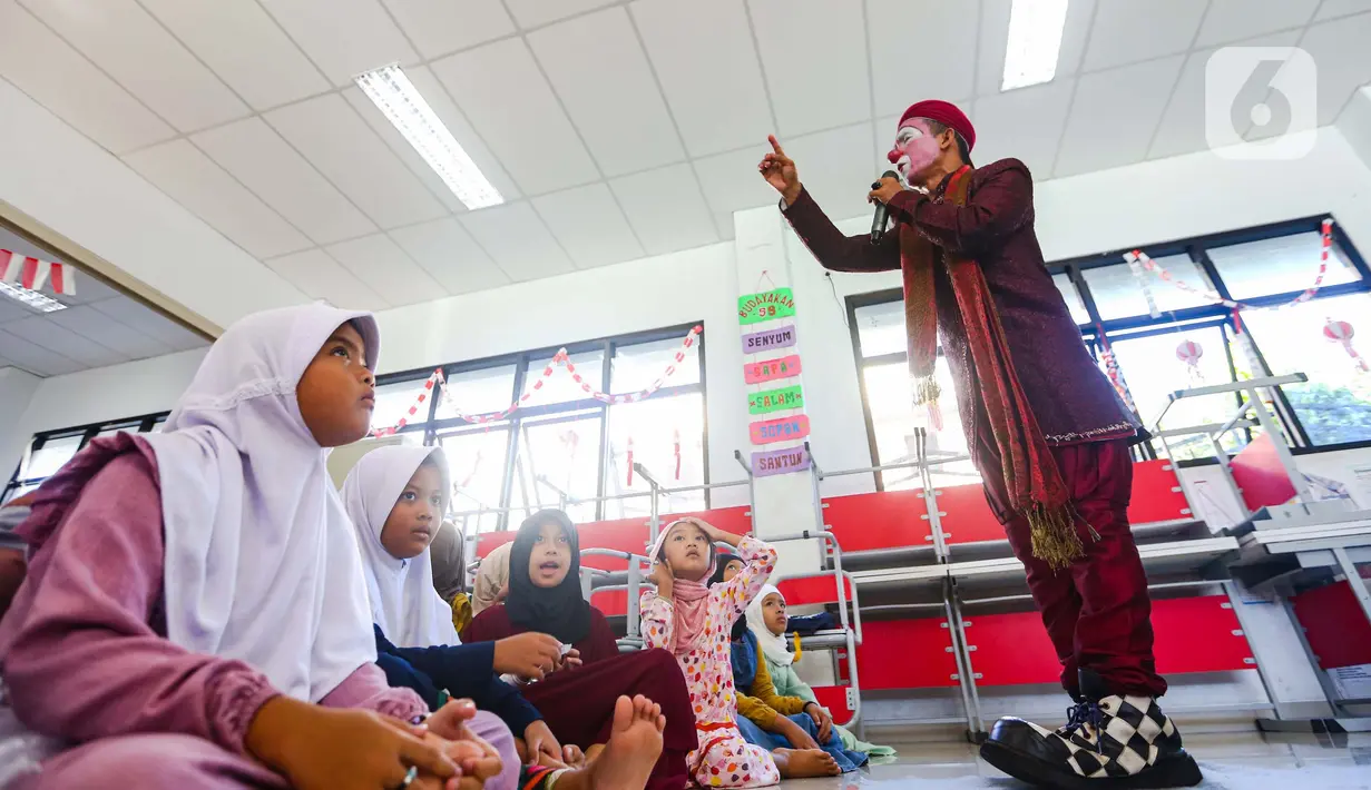 Penggunaan kostum badut untuk menarik minat anak-anak mau belajar baca dan tulis Al-Quran. (Liputan6.com/Angga Yuniar)