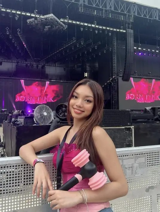 Tak ketinggalan, Naura Ayu hadir dengan korset pink dipadukan celana denim. @naura.ayu