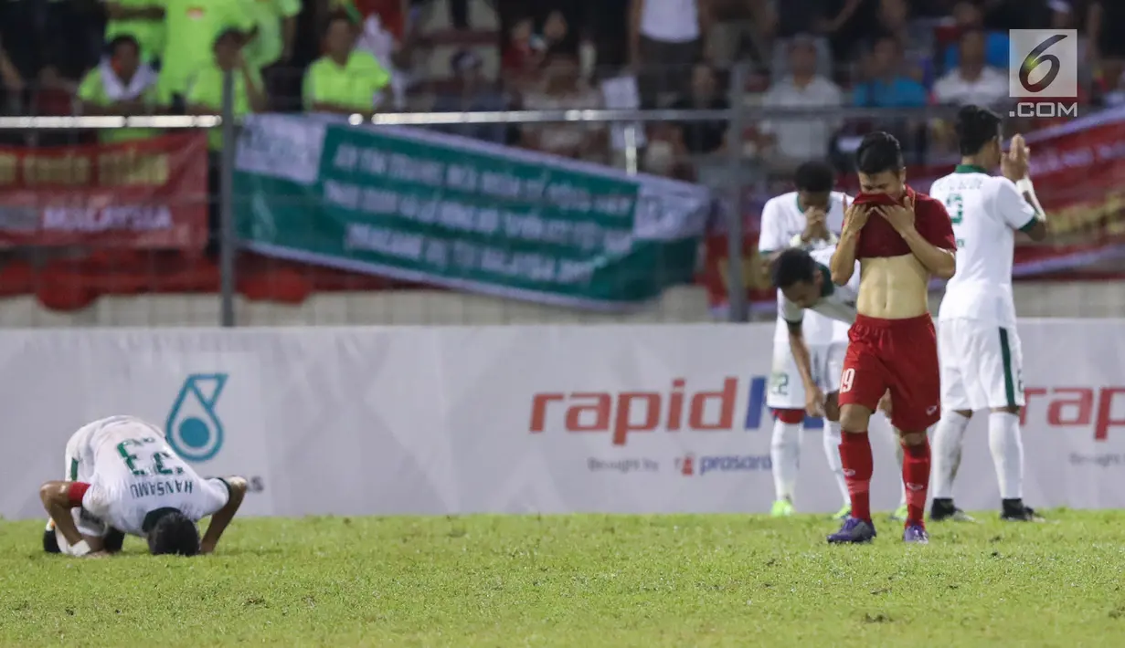 Kapten Timnas U-22, Hansamu Yama bersujud syukur usai laga grup B SEA Games 2017 melawan Vietnam di Stadion Selayang, Selangor, Malaysia, Selasa (22/8). Indonesia menahan Vietnam dengan tampil sepuluh pemain sejak menit ke-60. (Liputan6.com/Faizal Fanani)