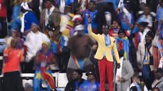 Seorang suporter Republik Demokratik Kongo mencuri perhatian saat mendukung timnya di Piala Afrika 2025. (AFP/Sebastien Bozon)