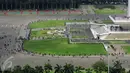 Suasana kawasan Monumen Nasional dilihat dari lantai 24 Kemenhub, Jakarta, Minggu (25/12). Libur perayaan Natal 2016 dimanfaatkan sejumlah warga untuk berwisata di kawasan Monumen Nasional. (Liputan6.com/Helmi Fithriansyah)