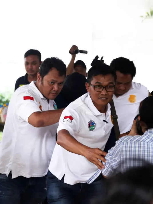 Ridho Rhoma ditangkap aparat Satuan Reserse Polres Jakarta Barat pada Sabtu (25/3) di kawasan, Jakarta Barat. Kini mendekam di Polres Jakarta Barat. Setelah melakukan tes urin, anak Rhoma Irama dinyatakan positif. (Nurwahyunan/Bintang.com)