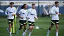 Pemain Manchester City (Kiri-Kanan) John Stones, Nathan Ake, Kevin De Bruyne dan Jack Grealish melakukan pemanasan dalam sesi latihan di City Football Academy, di Manchester, Inggris (5/9/2022). Manchester City akan bertanding melawan Sevilla pada Grup G Liga Champions di Estadio R. Sanchez Pizjuan. (AFP/Oli Scarff)
