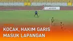 Perangkat wasit dalam sepak bola sejatinya harus fokus dalam memimpin pertandingan. Namun momen unik terjadi di Liga Ghana, antara Asante Kotoko vs Bibiani Gold Stars. Hakim garis yang biasanya mengawal dari luar justru masuk ke lapangan.