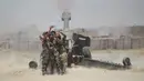 Pejuang Syiah berselfie saat adu tembak dengan kelompok militan ISIS di dekat Falluja , Irak , 29 Mei 2016. Pasukan keamanan telah mengevakuasi sekitar 760 orang yang melarikan diri dari wilayah timur dan tenggara Falluja. (REUTERS / Alaa Al - Marjani)