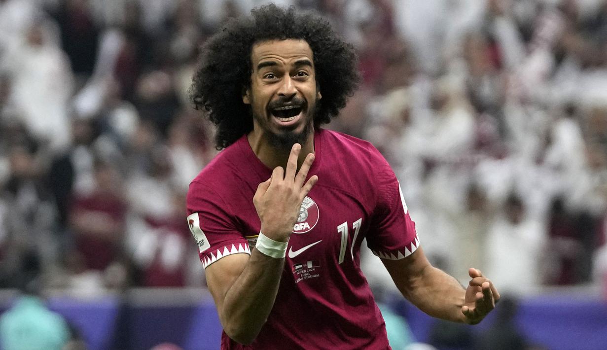 Striker Timnas Qatar berusia 27 tahun, Akram Afif sukses mengunci gelar top skor Piala Asia 2023 dengan total raihan 8 gol. Padahal sebelum laga final digelar, ia masih mengoleksi 5 gol dan berada di posisi kedua di bawah Aymen Hussein. Berkat tiga gol dari titik penalti ke gawang Yordania di laga final, ia melesat melewati rivalnya asal Irak tersebut. (AP Photo/Thanassis Stavrakis)
