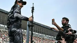 Pembalap Mercedes AMG Petronas, Kimi Antonelli, sukses merebut pole position dalam sesi kualifikasi Formula 1 GP Jepang 2026. Tampak dalam foto, Pembalap Mercedes AMG Petronas asal Italia, Kimi Antonelli, berpose setelah meraih pole position pada sesi kualifikasi Formula 1 GP Jepang 2026 di Sirkuit Suzuka, pada Sabtu (28/3/2026). (Philip FONG/AFP)