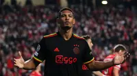 Tak butuh waktu lama, Haller berhasil menebus kesalahannya empat menit kemudian. Awalnya, bola sontekannya masih bisa ditepis oleh Vlachodimos usai memanfaatkan umpan silang dari sisi kiri. Namun, bola muntah tersebut mampu kembali disambar Haller menjadi gol. (AFP/Carlos Costa)