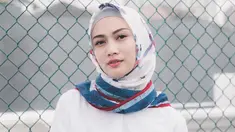 Memakai hijab berwarna putih dengan corak biru dan merah, membuat penampilan Melody terkesan santai dan elegan. (Liputan6.com/IG/@melodylaksani92)