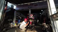 Esta Garage menjadi salah satu peserta AHYPP yang berhasil mengembangkan ragam layanan di bengkelnya hingga omsetnya kini telah mencapai rata-rata Rp 25 juta per bulan. (Septian/Liputan6.com)