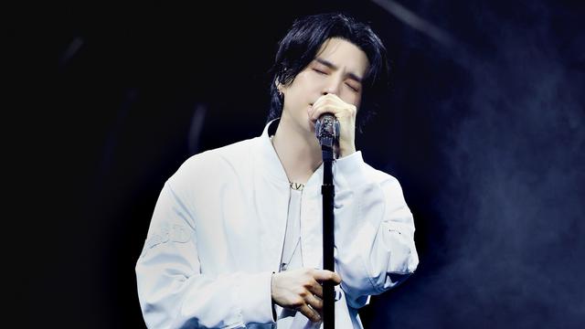 Dua busana Suga BTS untuk konser solo dibuat langsung oleh Valentino, credit: Tim Suga