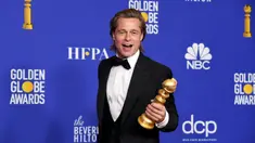 Aktor Brad Pitt berpose saat menghadiri Golden Globes 2020 di Beverly Hills, California, Amerika Serikat, Minggu (5/1/2020). Brad Pitt terpilih sebagai aktor pendukung terbaik di Golden Globes 2020 lewat perannya dalam film 'Once Upon a Time in Hollywood'. (Kevin Winter/Getty Images/AFP)