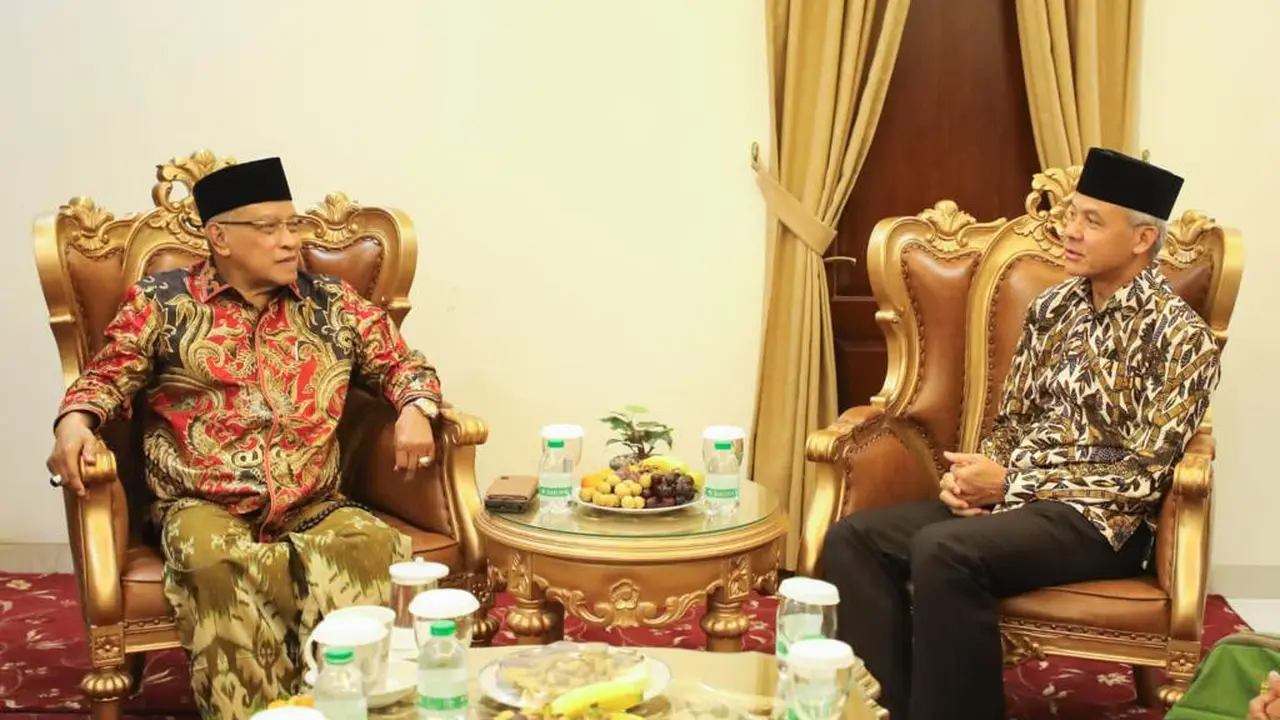 Bakal Calon Presiden (Bacapres), Ganjar Pranowo menyambangi kediaman KH Said Aqil Siroj di Cipedak, Jakarta Selatan, Kamis (5/10/2023) malam.