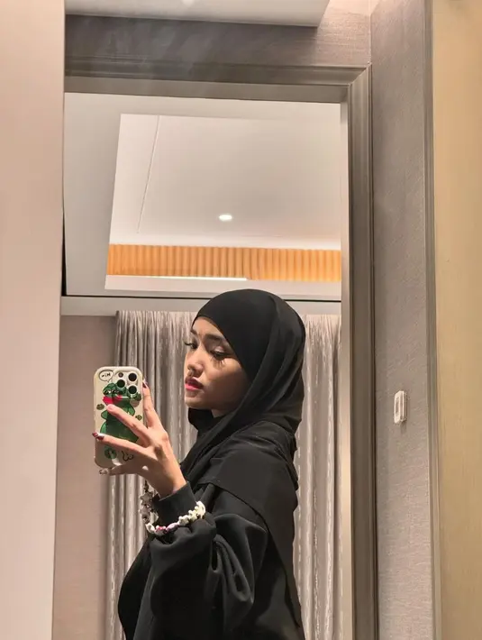 Di sini, Fuji tampil dengan outfit tertutup serba hitam. Ia mengenakan atasan lengan panjang dipadu hijab hitam polos. [Foto: Instagram/fuji_an]