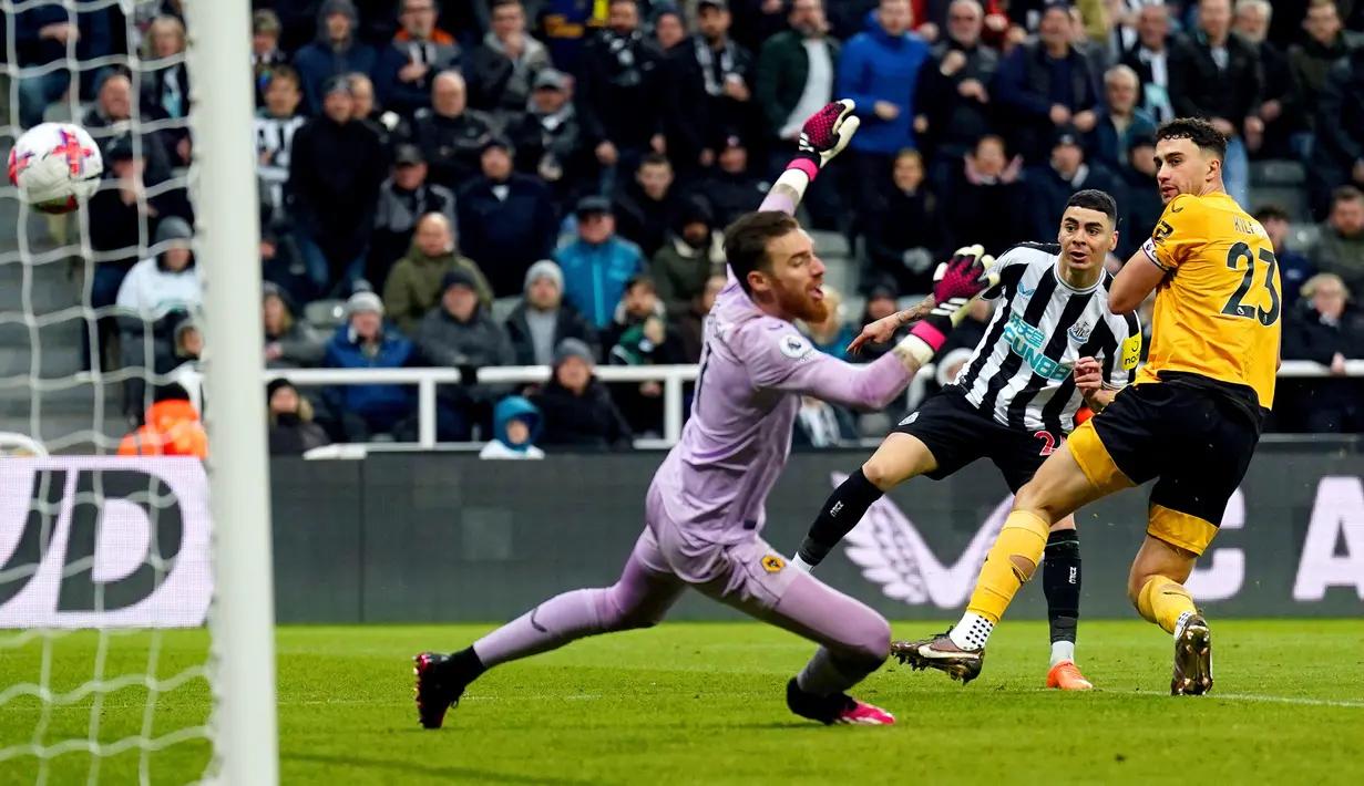Pemain Newcastle United Miguel Almiron (tengah) mencetak gol ke gawang Wolverhampton Wanderers pada pertandingan sepak bola Liga Inggris di St. James' Park, Newcastle, Inggris, 12 Maret 2023. Newcastle United mengalahan Wolverhampton Wanderers dengan skor 2-1. (Owen Humphreys/PA via AP)