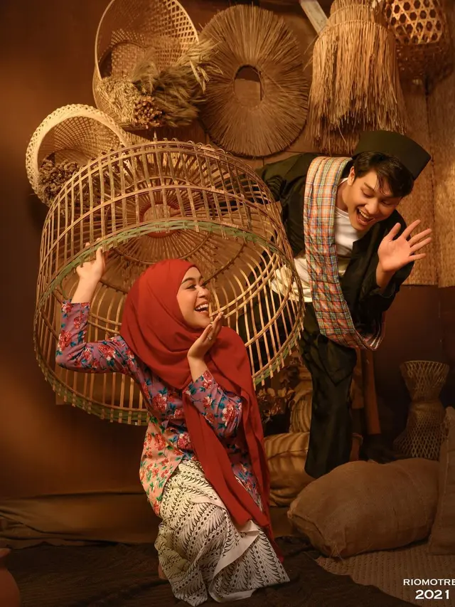 8 Gaya Pemotretan Lesty Kejora dan Rizky Billar Bertema Kabayan, Mesra Banget