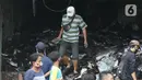 Seseorang memungut sisa barang di sebelah bioskop Grand Theater yang terbakar pada Kamis (8/10) kemarin, Jakarta, Jumat (9/10/2020). Unjuk rasa menentang Omnibus Law UU Cipta Kerja berujung aksi anarkis merusak berbagai fasilitas umum pada Kamis malam (8/10). (Liputan6.com/Helmi Fithriansyah)