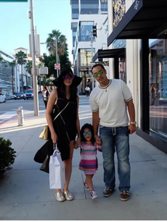 Artis berusia 25 tahun tersebut tampil cantik di antara teman-temannya mengenakan dress panjang ketat. Nia Ramadhani terlihat seksi meski perutnya semakin membesar.  (Via Instagram/@ramadhaniabakrie)