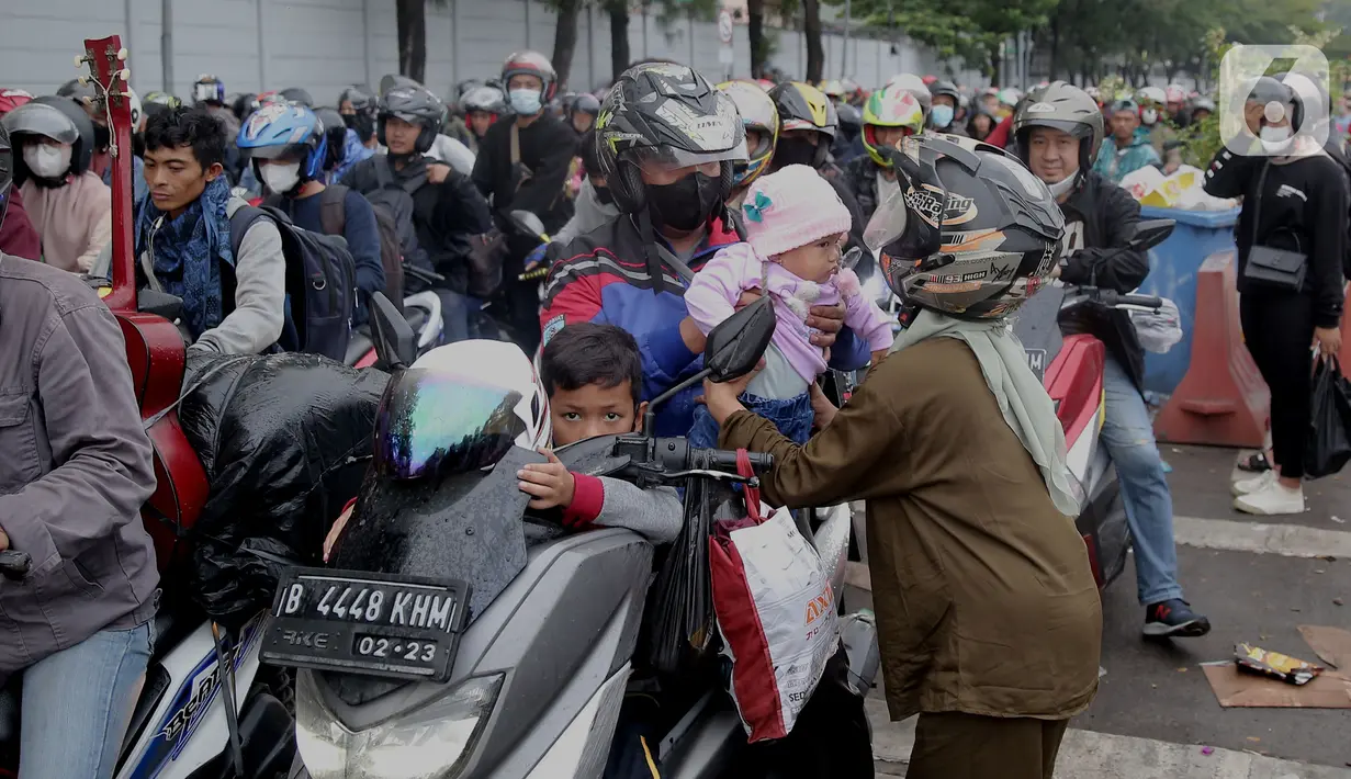 <p>Ekspresi anak-anak saat mudik di pelabuhan Merak, Banten, Sabtu (30/4/2022). Banyak para pemudik sepedah motor mudik membawa anak-anak. (Liputan6.com/Angga Yuniar_</p>