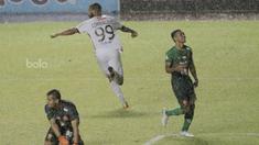 Striker Bali United, Comvalius, melakukan selebrasi usai mencetak gol ke gawang PS TNI pada laga lanjutan liga 1 di Stadion Pakansari, Bogor, Senin (10/7/2017). Bali United menang 4-3 atas PS TNI. (Bola.com/M Iqbal Ichsan)