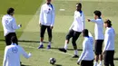 Patut dicatat, belakangan ini, PSG juga tampil dominan kala menghadapi tim-tim asal Premier League. Tampak dalam foto, penyerang Paris Saint-Germain, Bradley Barcola (tengah) mengoper bola saat sesi latihan di Campus Paris Saint-Germain, Poissy, pinggiran barat Paris pada Selasa 7 April 2026. (FRANCK FIFE/AFP)