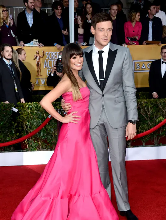 "Aku merindukannya, membuatku merasakan kehilangan yang selalu datang tiap hari. Hanya bisa memandang foto saja, berharap bertemu didalam mimpi," curhat Lea sambil menitihkan airmata. (AFP/Bintang.com)