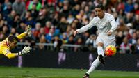 Ikon Real Madrid, Cristiano Ronaldo (kanan) saat beraksi kontra Sporting Gijon, pada laga lanjutan La Liga 2015-2016, di Stadion Santiago Bernabeu (17/1/2016). Ronaldo menjadi andalan untuk menerabas pertahanan AS Roma, kala bentrok di fase knock-out Liga