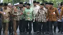 Ketua Umum Lembaga Persahabatan Organisasi Kemasyarakatan Islam (LPOI) Said Aqil Siradj (tengah) berbincang dengan Tenaga Ahli Kedeputian IV Kantor Staf Presiden Ali Mochtar Ngabalin di Istana Merdeka, Jakarta, Selasa (22/1). (Liputan6.com/Angga Yuniar)