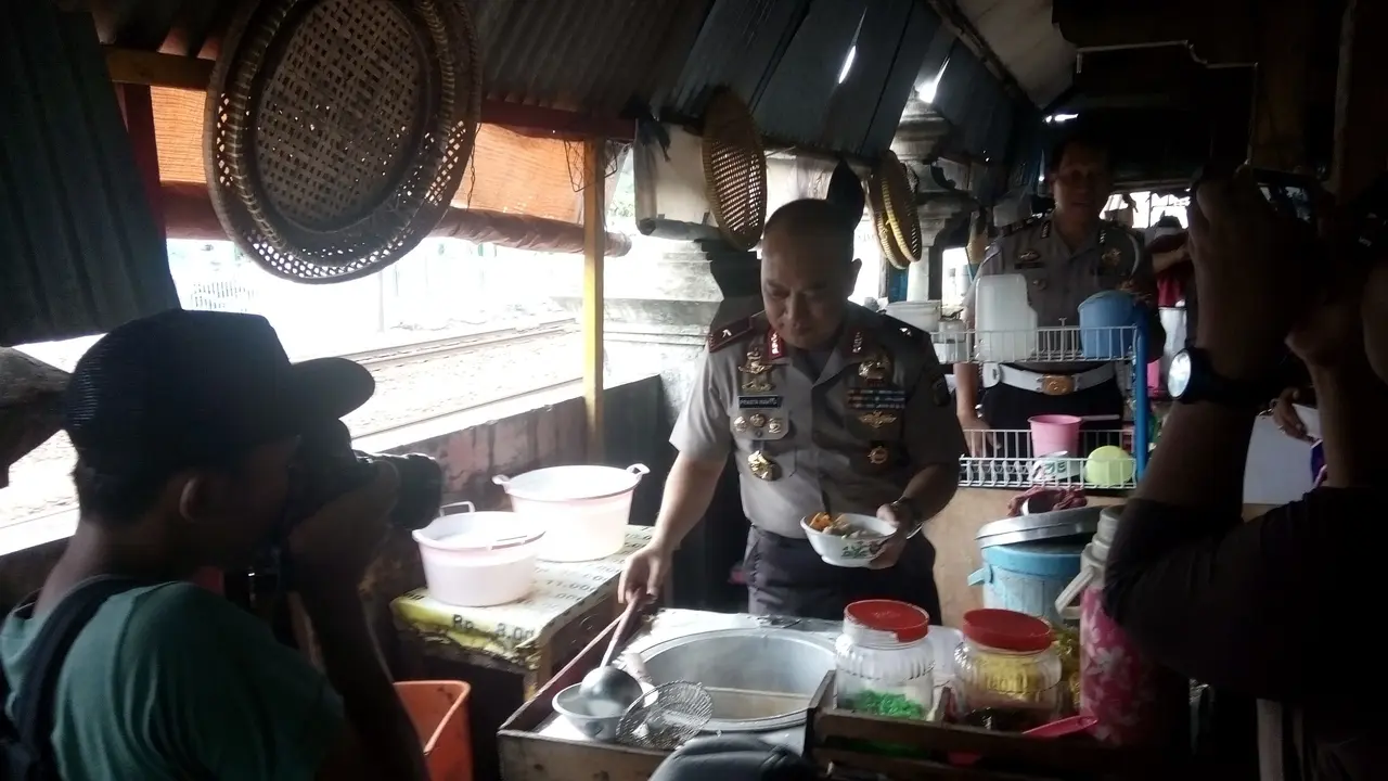 Kapolda DIY Mendadak Jadi Pelayan Bakso di Taman Parkir Malioboro