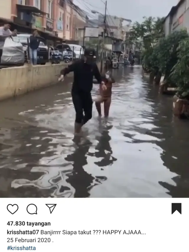 Kriss Hatta di tengah banjir (Instagram)