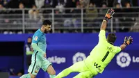 Penyerang Barcelona, Lionel Messi (kiri) melakukan tembakan yang merobek jala Eibar, pada laga lanjutan La Liga 2016-2017, di Ipurua Stadium, Senin (23/1/2017) dini hari WIB. Barcelona menang 4-0.  (AFP/Ander Gillenea)