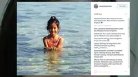 "May Heaven be your best playground.. RIP beautiful Angeline ," tulis aktris cantik Atiqah Hasiholan disertai foto Angeline yang tengah bermain di air, dalam akun Instagramnya @atiqahhasiholan. (instagram.com/atiqahhasiholan)