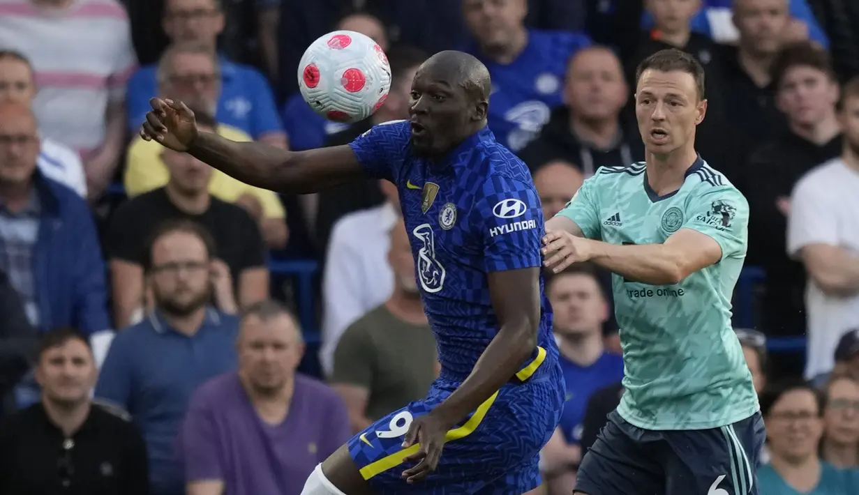 <p>Penyerang Chelsea Romelu Lukaku berebut bola dengan bek Leicester City Jonny Evans pada laga tunda pekan ke-27 Liga Inggris 2021-2022 di Stadion Stamford Bridge, Jumat (20/5/2022) dini hari WIB. Chelsea harus puas bermain imbang 1-1 ketika menjamu Leicester City. (AP Photo/Frank Augstein)</p>