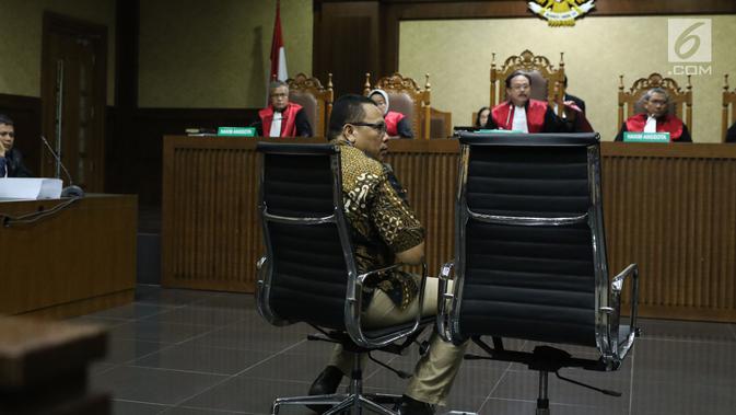 Mantan Kapusdatin Kemendagri, Dudy Jocom saat sidang putusan suap pengadaan dan pelaksanaan pembangunan kampus IPDN Sumbar Kab Agam 2011 di Pengadilan Tipikor Jakarta, Rabu (14/11). Dudy divonis empat tahun penjara. (Liputan6.com/Helmi Fithriansyah)