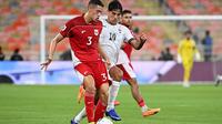 Pemain Timnas Irak, Mohandad Ali (tengah), mengoper bola saat pemain Timnas Indonesia, Jay&nbsp;Idzes, mengejar dalam pertandingan kualifikasi Grup B Piala Dunia antara Irak dan Indonesia di Stadion Alinma Bank, King Abdullah Sports City, Jeddah, Arab Saudi, Minggu (12-10-2025) dini hari WIB. (Foto AP/Ali Issa)