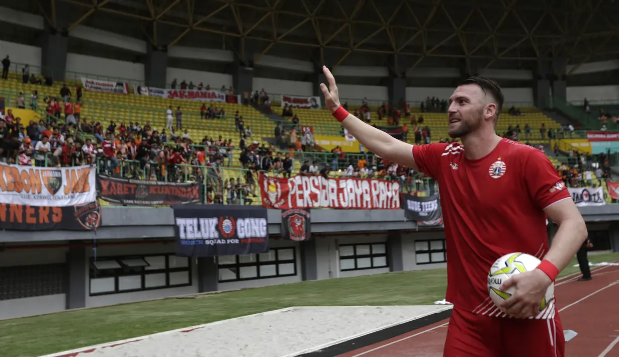 Striker Persija Jakarta, Marko Simic, menyapa suporter usai mengalahkan 757 Kepri Jaya pada laga Piala Indonesia di Stadion Patriot Bekasi, Jawa Barat, Rabu (23/1). Persija menang 8-2 atas Kepri. (Bola.com/Yoppy Renato)