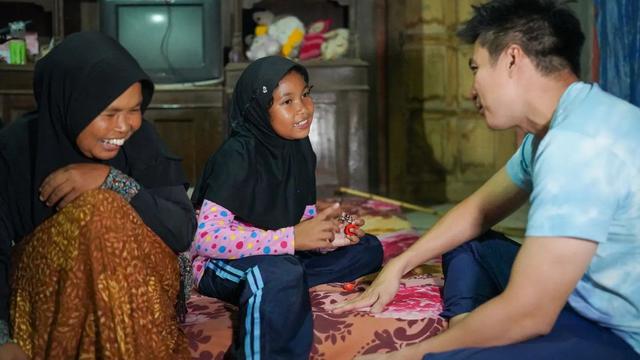 Baim Wong Penuhi Janji, Terbang Ke Solo Temui Bocah SD yang Kepalanya Penuh Kutu. (instagram.com/baimwong)
