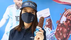 Produsen es krim, Aice mengumumkan produk terbarunya dengan berkolaborasi dengan bintang sepak bola dunia, Lionel Messi yaitu Aice Blueberry Cookies dan Aice Milk Tea Boba pada Selasa (22/11/2022). (Bola.com/Bagaskara Lazuardi)