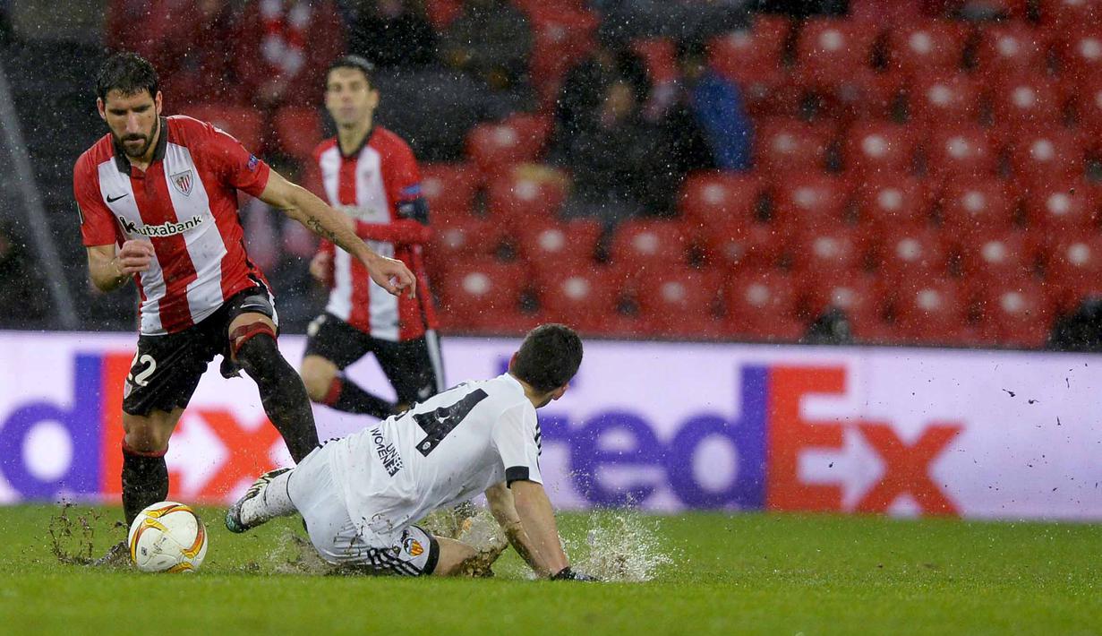 Raul Garcia (kiri) mencetak gol tunggal kemenangan bagi lAthletic Bilbao saat melawan Valencia ada leg pertama 16 besar liga Europa di San Mames, Jumat (11/3/2016) dini hari WIB. (REUTERS/Vincent West)