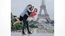 Keluarga kecil ini terlihat begitu bahagia saat berpose di depan menara Eiffel. Ruben Onsu tampak berpose dengan menggendong Sarwendah dan Thalia. (Foto: instagram.com/ruben_onsu)