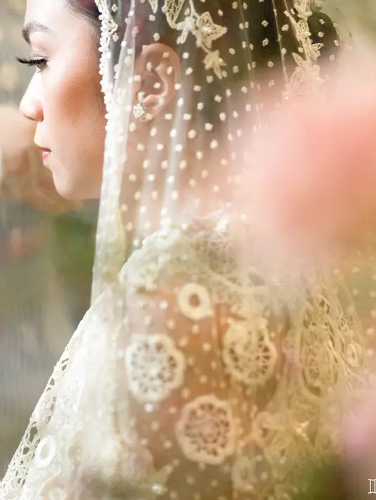 Kesederhanaan membawa pesona yang begitu memukau di setiap tampilan. [Foto: @leonardiwedding]