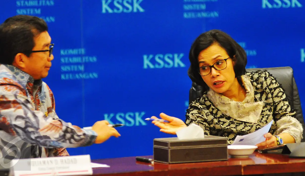 Menkeu Sri Mulyanai berbincang dengan Ketua OJK Muliaman D Hadad saat rilis stabilitas keuangan Indonesia, Jakarta, (3/2). KSSK merilis kondisi stabilitas sistem keuangan Indonesia hingga akhir tahun 2016 dalam kondisi normal. (Liputan6.com/Angga Yuniar)