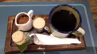 Kopi Goh Leng menyajikan kopi hitam panas dengan gula putih dan gula aren (Liputan6.com/Komarudin)