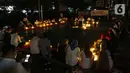 Sejumlah relawan menyalakan lampu pada malam renungan Hari AIDS Sedunia di Tanah Abang, Jakarta, Rabu (1/12/2021). Acara ini mengampanyekan kepada masyarakat untuk mewaspadai penularan virus HIV/AIDS dan lebih berempati pada penderitanya. (Liputan6.com/Herman Zakharia)