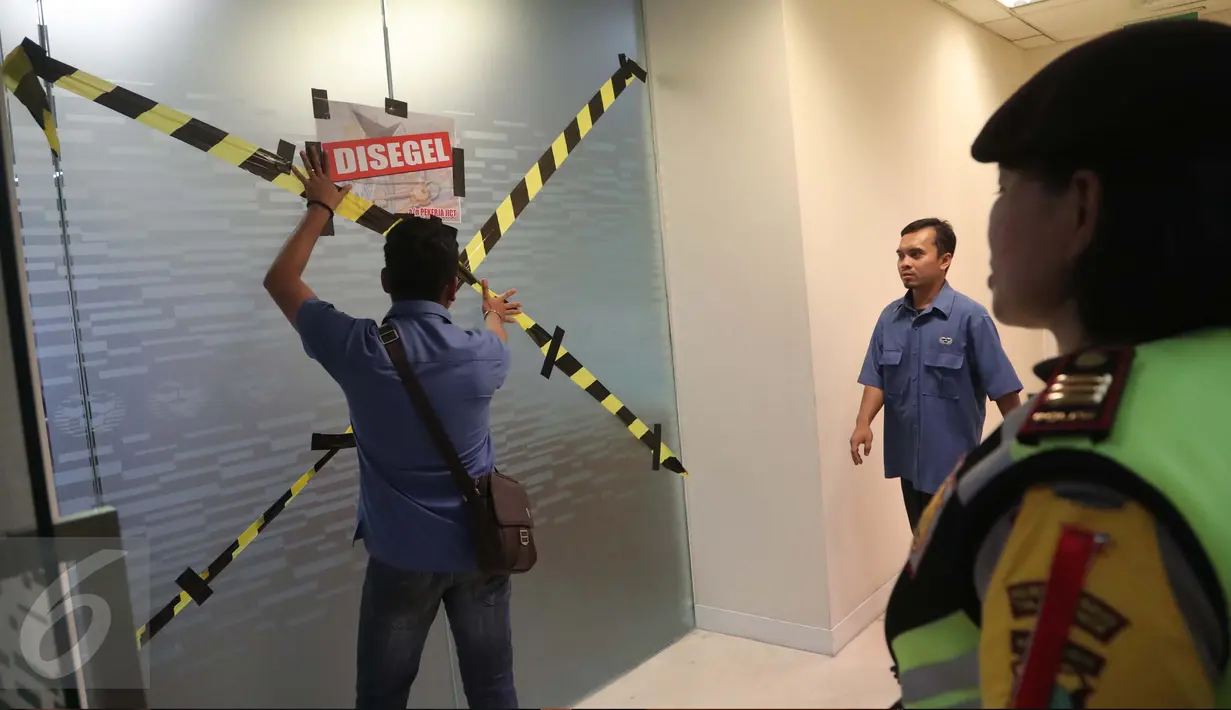 Karyawan PT JICT menyegel ruangan direksinya di Lantai 6 Gedung JICT Tanjung Priok, Jakarta, Kamis (6/4). Penyegelan dilakukan karena manajemen JICT dan Pelindo II terus membiarkan potensi kisruh di Pelabuhan Tanjung Priok. (Liputan6.com/Gempur M Surya)