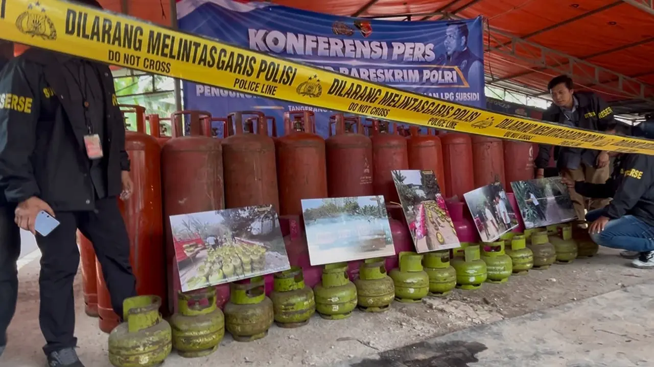 Pengungkapan kasus penyalahgunaan gas LPG bersubsidi di Kelurahan Parigi, Kecamatan Pondok Aren, Kota Tangerang Selatan. (Liputan6.com/Pramita)